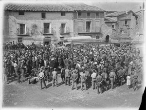 Arribada d'un nou contingent de soldats arribats a una població del front d'Aragó