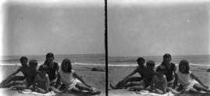 La filla de Ramon Claret i Consuelo Campillo amb amics a la platja.