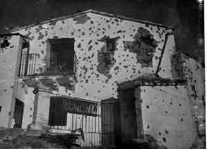 Danys causats pels combats a una casa de Siétamo, al front d'Osca