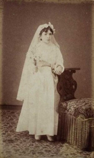 Retrat d'una nena vestida de primera comunió