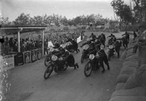 Pilots disputant una cursa de motociclisme