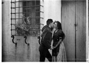 Dos dansaires d'un esbart [acompanyant de la Cobla Barcelona] fent-se un petó durant un descans de la seva actuació al Poble Espanyol, a Barcelona