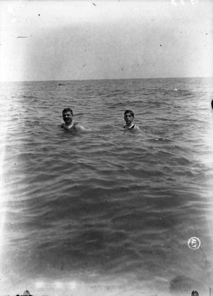 González i un altre home nedant al mar, a Barcelona