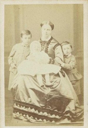 Maria Clotilde de Savoia i els seus fills.