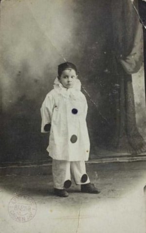 Retrat d'estudi del nen Pepito Balañá disfressat