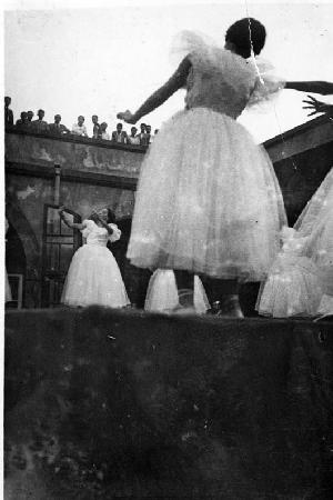 Ballarina interpretant un vals de Strauss durant una festa de fi de curs al pati de l'Institut-Escola