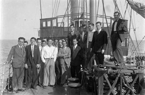 Grup d'homes a la coberta d'un vaixell a Menorca