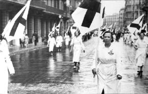 Dones de la Creu Roja a la desfilada en commemoració de la revolució del 6 d'octubre de 1934.