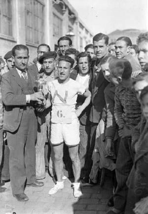 Acte de lliurament de la copa de campió de Catalunya de marató a l'atleta Joan Font