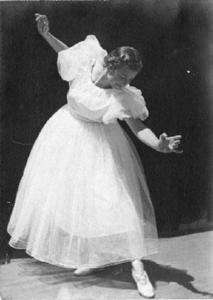 Ballarina interpretant un vals de Strauss durant una festa de fi de curs al pati de l'Institut-Escola