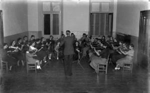 Assaig d'una orquestra de corda formada per alumnes de l'Institut-Escola