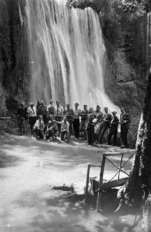 Grup d'homes davant una cascada.