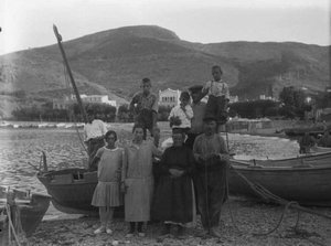 Família de pescador a la platja de Portbou