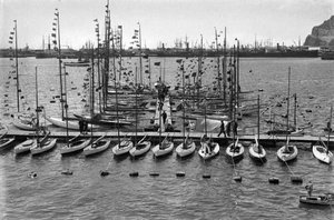 Grup de velers al port de Barcelona.