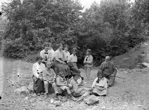 Ferran Junoy i Vernet amb un grup de noies i nens en un bosc, a Ribes de Freser