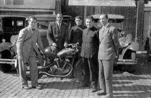 Josep Maria Sagarra amb un grup d'homes