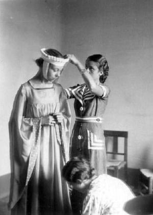 Noies ajudant una altra a vestir-se per a la representació de l'obra teatral "Saurimonda" preparada pels alumnes de l'Institut-Escola