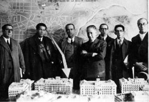 Lluís Companys davant una maqueta de la Ciudad Universitaria durant la inauguració de l'exposició "Madrid. Un año de resistencia heroica"