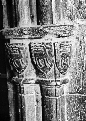 Escuts gravats a unes pilastres de l'església de Santa Maria de Cervera