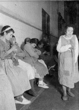 Dones esperant al passadís d'un centre assistencial [per a malalts psíquics, a Barcelona]