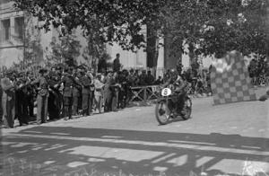 Fernando Aranda disputant el II Gran Premi Barcelona de motociclisme al circuit de Montjuïc