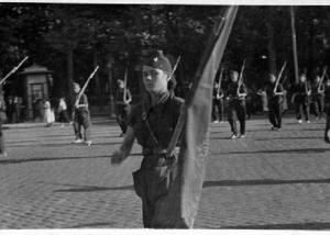 Miliciana portabandera desfilant [durant la cerimònia de benvinguda al vaixell soviètic Ziryanin], a Barcelona