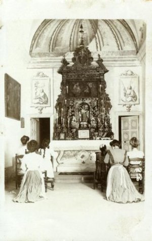 Interior de la capella de Can Ponçgem, a la Palma de Cervelló.
