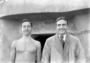 El nedador Francisco Sabater del Club Natació Barcelona amb [el seu entrenador]