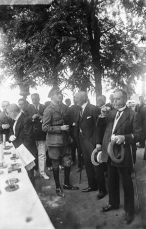 Alfonso XIII al dinar ofert en la seva visita a les obres de 'Exposició d'Indústries Elèctriques de Barcelona