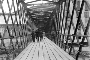 Excursionistes al pont de ferro de Girona