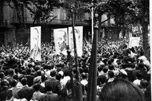 Participants a una manifestació commemorativa de l'Onze de Setembre duent retrats de líders polítics, a Barcelona