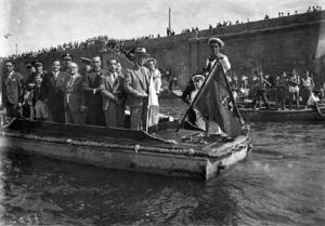 Francesc Macià a la cursa de natació VIII Travessa al Port de Barcelona