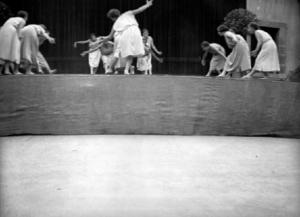 Alumnes de l'Institut-Escola interpretant una dansa inspirada en la Grècia clàssica durant una festa de fi de curs