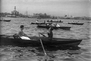 Arribada de la regata de rem, de sis canots de passeig, primera disputada exclusivament per dones.