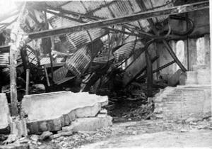 Xapes recargolades [del sostre d'una nau industrial] ensorrada per un bombardeig, [a Cartagena]
