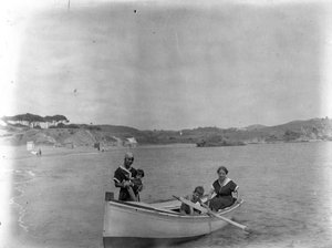 Familia Serra en barca a la platja la Fosca, a Palamós