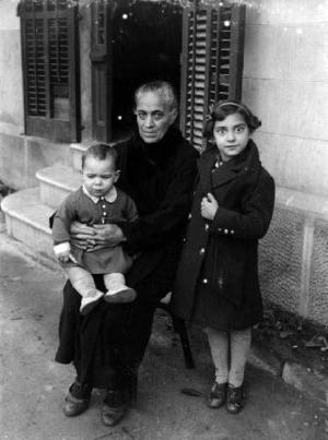 La filla de Ramon Claret i Consuelo Campillo amb [l'avia i el seu germà].