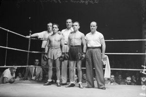 Retrat del boxador Salvatore Lozano i el tunisià Victor Young Perez abans de disputar un combat
