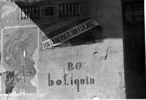 Restes de cartells de falange enganxats a la paret d'un edifici, al front [d'Aragó]