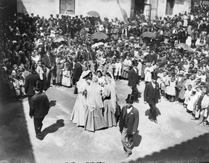Dansa de Castellterçol celebrada a la plaça Vella del poble durant la festa major
