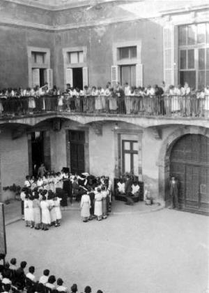 Actuació d'una coral formada per alumnes de l'Institut-Escola durant la festa de fi de curs 1933 - 1934.