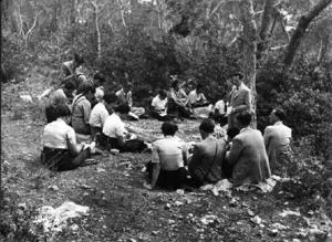 Alumnes de l'Institut-Escola fent una classe a l'aire lliure amb l'escriptor mallorquí Elvir Sans i Rosselló