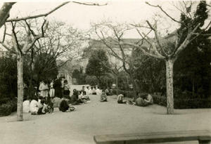 Alumnes de l'Institut-Escola fent classe a l'aire lliure, al parc de la Ciutadella.