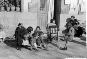 Dones i nens reunits al carrer, [a Madrid]