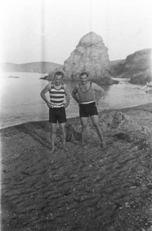 Josep de Budallés Colom a la platja, a Portbou