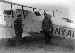 Josep Canudas i Busquets i un militar al costat d'un avió