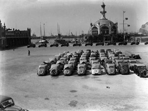 Automòbils Abadal estacionats davant el Reial Club Marítim de Barcelona