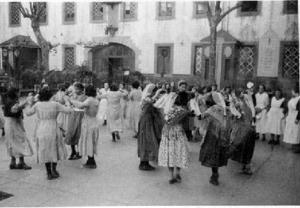 Noies ballant sardanes al pati [d'un centre assistencial per a joves]