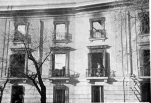 Dona al balcó d'un edifici gairebé destruït per un bombardeig aeri, a Madrid