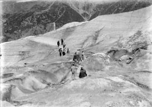 Grup d'excursionistes a la Mer de Glace al massis del Mont Blanc